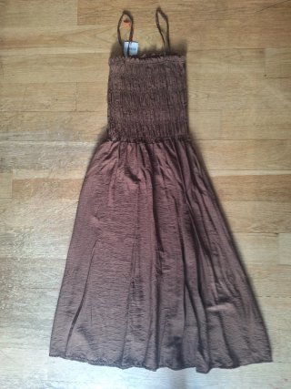 Vestido Marrón con Canesú Fruncido