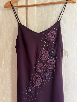 Vestido largo morado con flores y abalorios