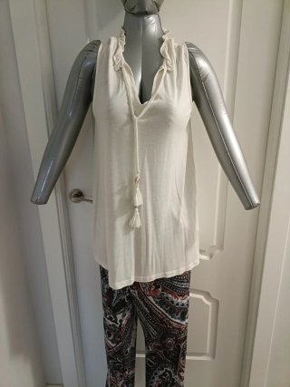 Blusa sin mangas con cordón y borlas