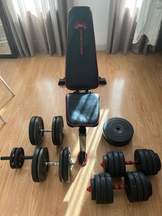 Banco de gimnasio, discos y mancuernas