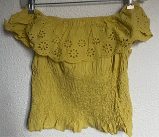 Top amarillo calado con volantes