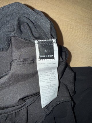 Vestido Negro con Hombros Descubiertos