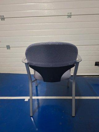 Sillas de oficina azul y plateado
