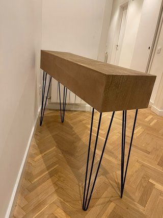 Consola de madera con patas de metal