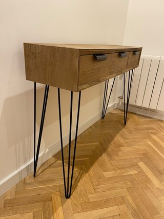 Consola de madera con patas de metal