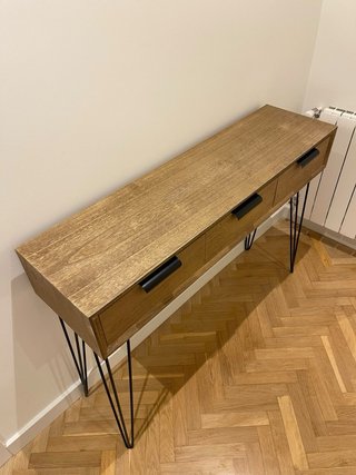 Consola de madera con patas de metal