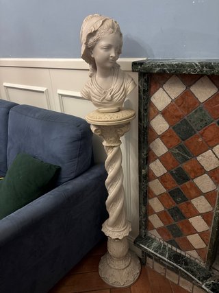 Colonna con Busto in Resina di Marmo
