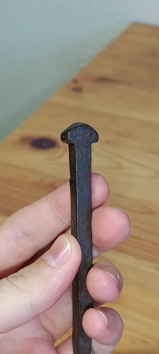 Clavo antiguo de hierro forjado