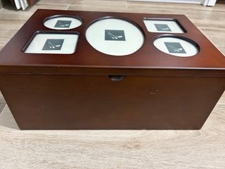 Marco de fotos de madera oscuro