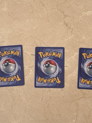 3 Cartas Pokémon Brillantes no originales.