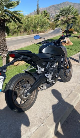 Honda CB125R Negra 2021 - 15.000 km