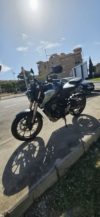 Honda CB125R Negra 2021 - 15.000 km