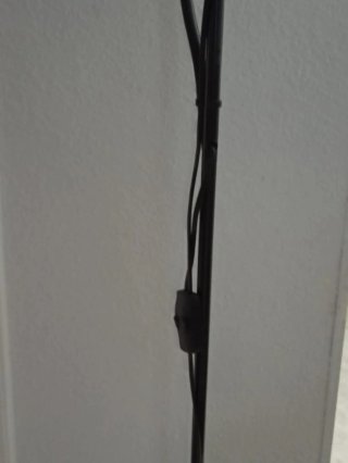 Lámpara de pie negra y blanca de Ikea.
