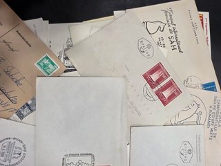 Lote de más de 100 sobres postales con sellos