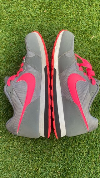Zapatillas Nike grises y rosas