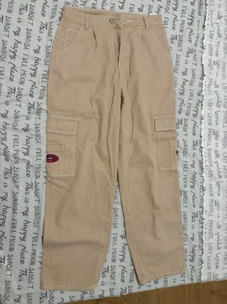 Pantalón beige ancho cargo