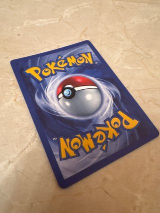 Carta Pokémon M Charizard EX no original.