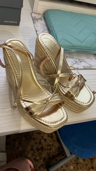 Sandalias cuña doradas