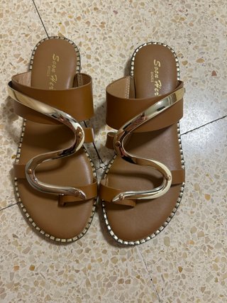 Sandalias marrones y doradas Soon Her