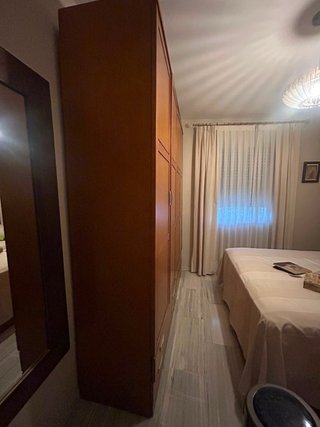 Armario de madera de pino con cajones