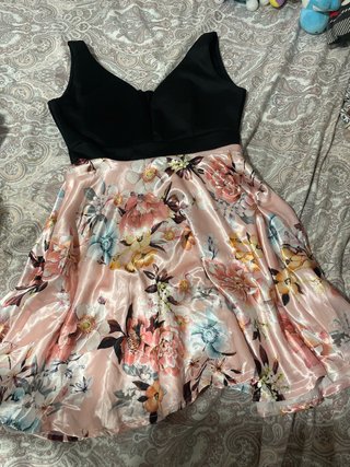 Vestido con Cuerpo Negro y Falda Estampada