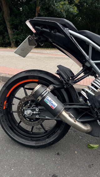 KTM Duke 125 Negra y Naranja