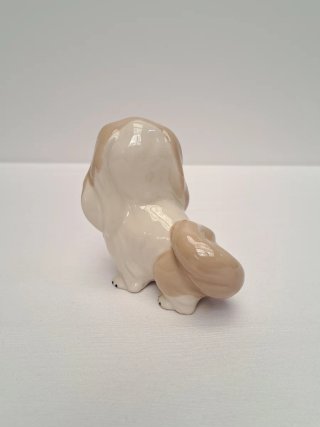 Perro pequinés de porcelana
