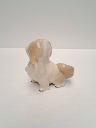 Perro pequinés de porcelana
