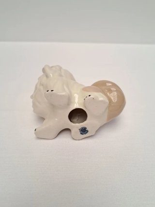 Perro pequinés de porcelana