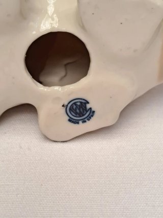 Perro pequinés de porcelana