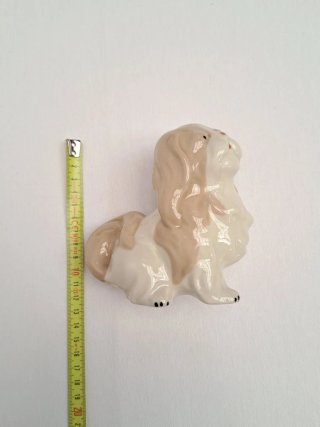 Perro pequinés de porcelana