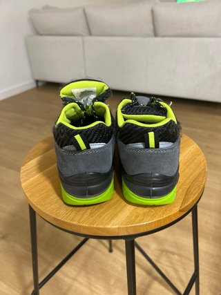 Zapatos de seguridad Bellota grises y verdes