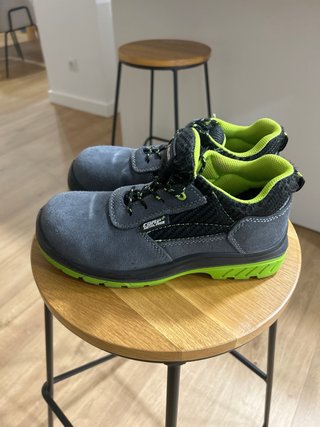 Zapatos de seguridad Bellota grises y verdes