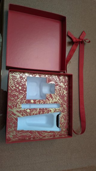 Caja vacía perfumes Carolina Herrera