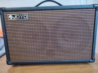 Amplificador JOYO para guitarra acústica.