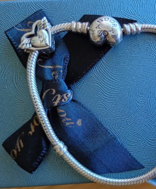 Pulsera Pandora Original de Plata con 2 Abalorios