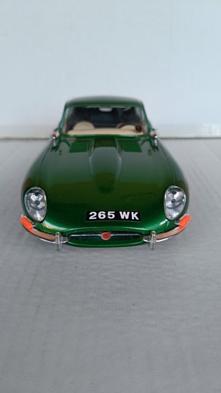 1/18 MODELLO JAGUAR E COUPE GREEN BURAGO