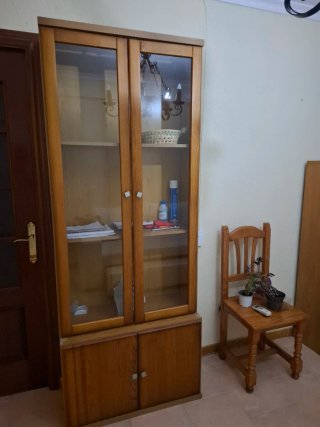 Vitrina de madera y cristal