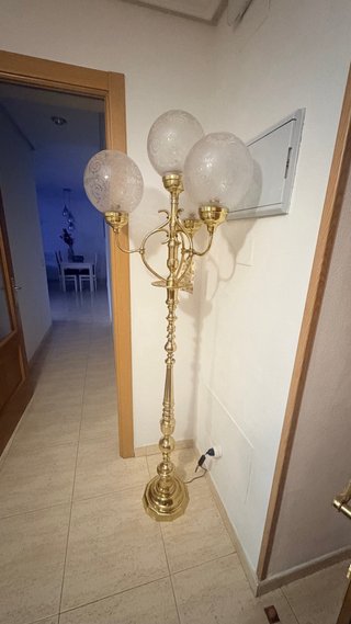Lámpara de pie dorada antigua