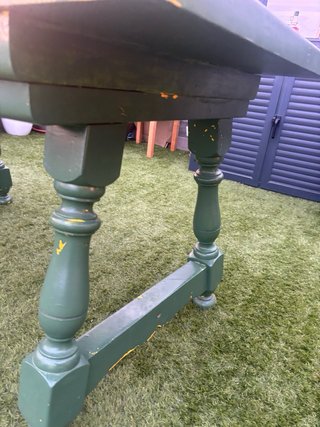 Mesa de madera maciza verde