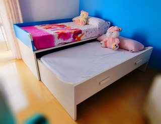 Dormitorio juvenil cama nido, cómoda y mesita