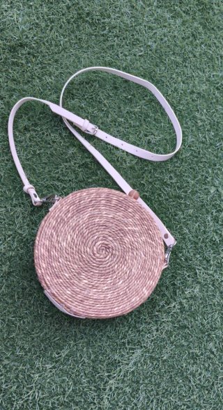 Bolso redondo abalorios y conchas. Zara.