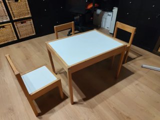 Mesa infantil madera con dos sillas más una