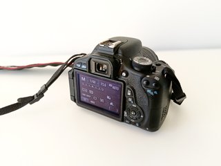 Canon EOS 600D con objetivo kit
