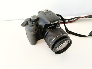 Canon EOS 600D con objetivo kit