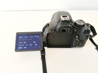 Canon EOS 600D con objetivo kit