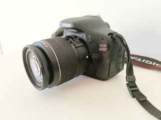 Canon EOS 600D con objetivo kit