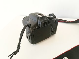 Canon EOS 600D con objetivo kit