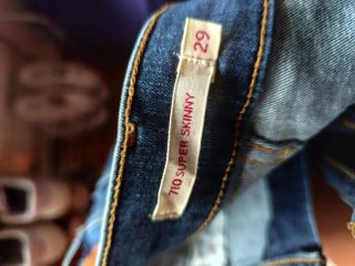 Pantalón pitillo Levi's 710 azul talla 29