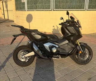 Honda X-ADV 750 Negra y Plata
